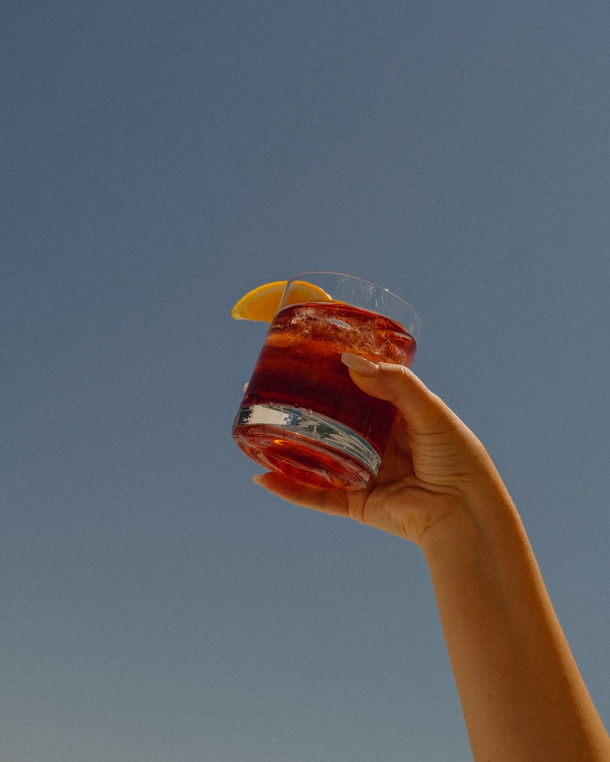 Cocktail vor blauem Himmel