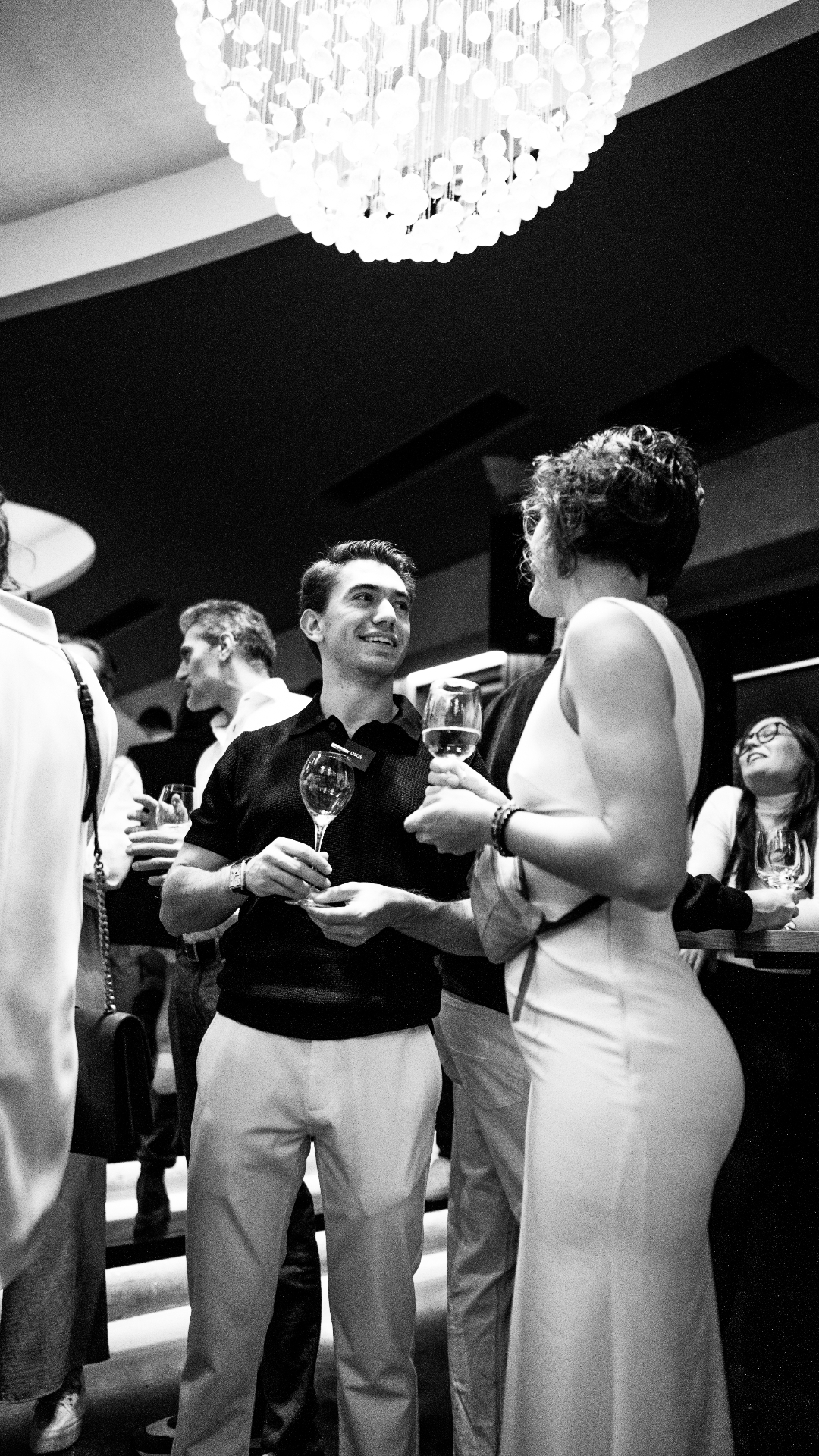 Elegante Gäste an der Bar